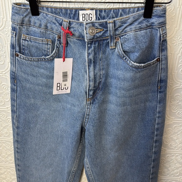 BDG | Urban Outfitters High Rise Mom Jeans in a Light Wash, Size 25, NWT - Picture 5 of 16